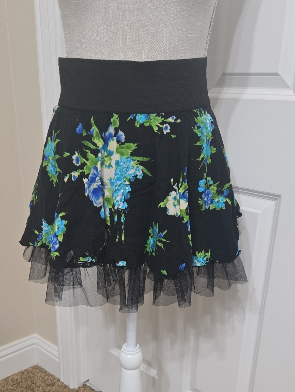JOE BENBASSER Black Floral A-Line Mini Skirt with Full Tulle unlined Hem Sz S